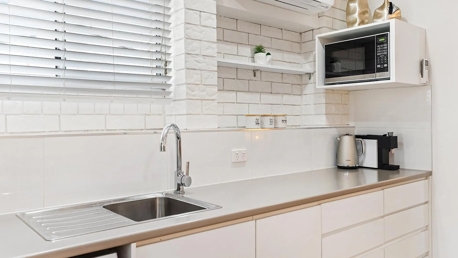 Comfortable & Convenient Coastal Studio Maroochydore